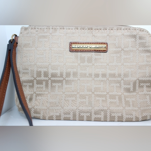 NWOT Tommy Hilfiger Wristlet - Picture 14 of 16